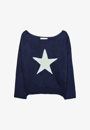 Mørkeblå strikket sweater med en oversized silhuet og et hvidt stjerne mønster på forsiden. Rund halsudskæring og ribbede kantdetaljer.