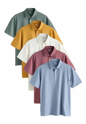 Fem pænt arrangerede poloshirts i afdæmpede grønne, sennepsgule, hvide, viol- og lyseblå farver med kraver og knapper.