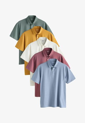 Fünf ordentlich angeordnete Poloshirts in gedämpften Grün-, Senfgelb-, Weiß-, Malven- und Hellblau-Tönen mit Kragen und Knöpfen.
