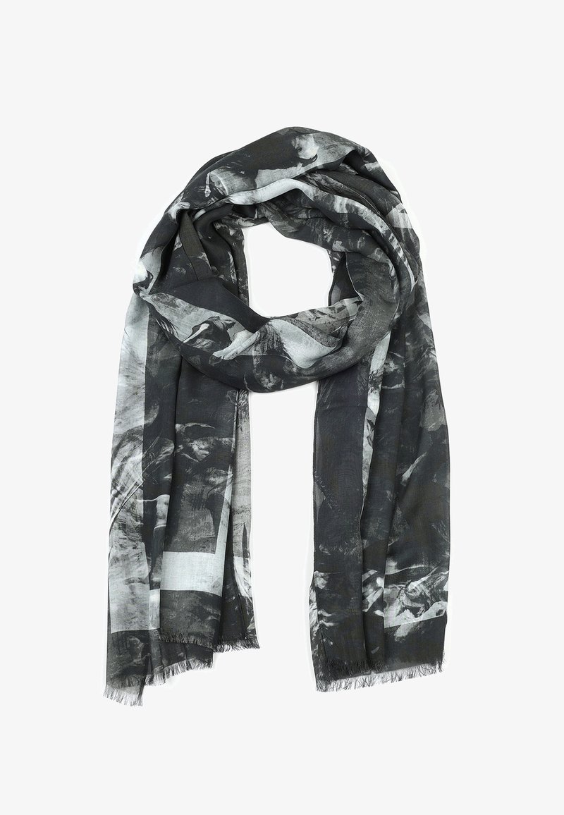 Écharpe noire et grise avec des motifs abstraits. Fabriquée en tissu léger avec des bords effilochés, elle a une texture douce et tombe élégamment.