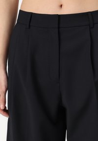 Selected Femme SLFABBI BERMUDA  - Shortsit - black