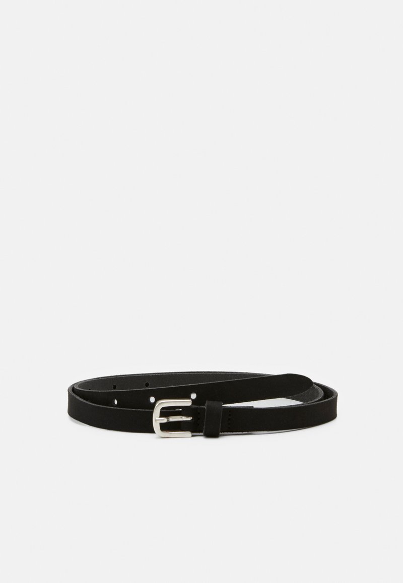 Cinto de camurça preto com um design elegante, fivela metálica prateada e múltiplos buracos de ajuste para tamanho. Textura plana e suave por toda a parte.