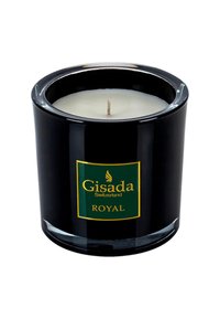 Bougeoir en verre noir avec une étiquette verte et or indiquant "Gisada Switzerland ROYAL." Cire blanche et mèche en coton visibles à l'intérieur.