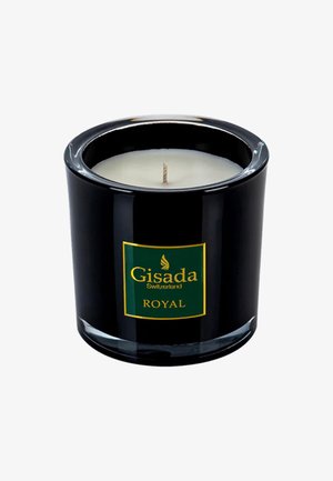 Bougeoir en verre noir avec une étiquette verte et or indiquant "Gisada Switzerland ROYAL." Cire blanche et mèche en coton visibles à l'intérieur.