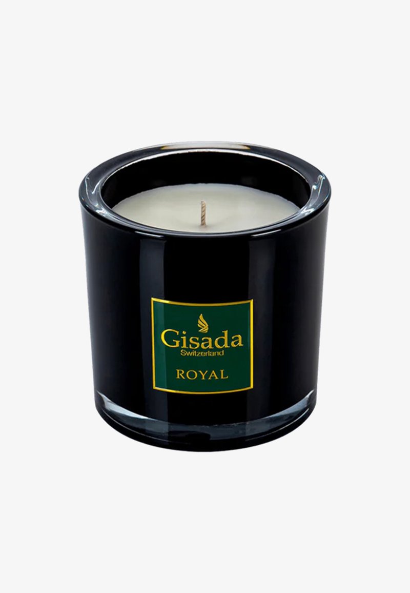 Czarny szklany świecznik z zieloną i złotą etykietą z napisem "Gisada Switzerland ROYAL." Wewnątrz widoczny biały wosk i bawełniany knot.