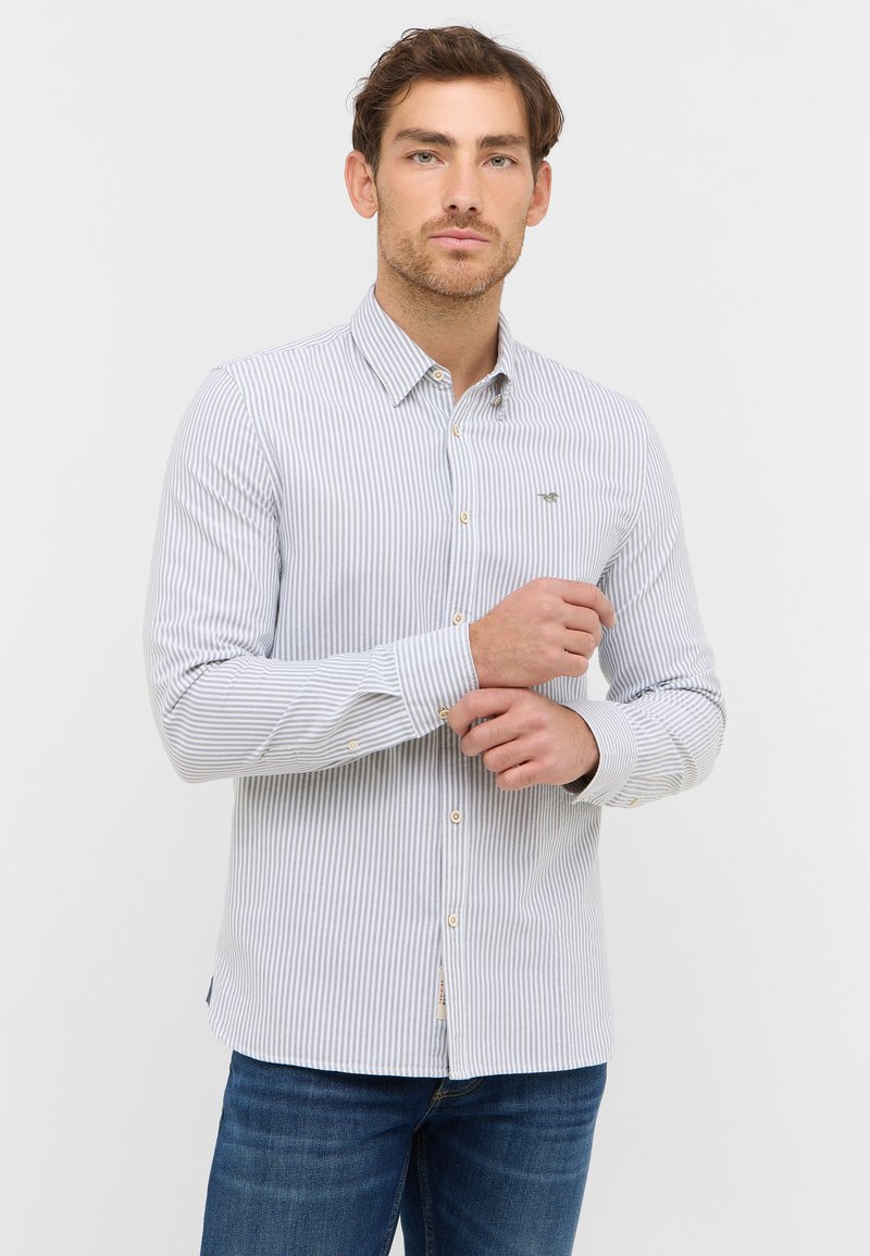 Koszula w paski, zapinana na guziki, w jasnoniebieskim i białym kolorze, z kołnierzykiem, długimi rękawami i wyhaftowanym logo na piersi. Miękka faktura materiału.