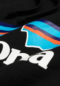 Schwarzer Sweatshirt mit einem bunten Grafikdesign in Blau, Orange und Lila Streifen sowie einem auffälligen weißen Logo auf dem Stoff.