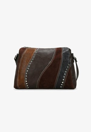 Bolso de cuero rectangular con paneles en marrón, marrón oscuro y negro, costuras decorativas, remaches de metal y una franja estampada en relieve con motivos florales.