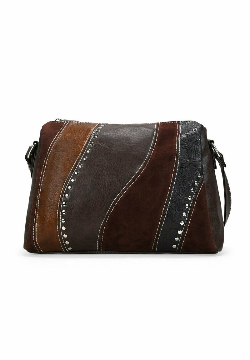 Borsa a tracolla rettangolare in pelle con pannelli marrone, marrone scuro e neri, cuciture decorative, borchie in metallo e una striscia in rilievo floreale.