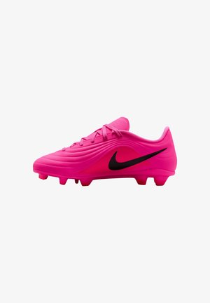 Ghete de fotbal Nike roz strălucitor, cu logo negru, șireturi și crampoane turnate pe fundal alb, vedere laterală.