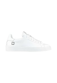 Sneaker bianca in pelle con punta rotonda, suola piatta e lacci. Presenta un design minimalista con un accento quadrato sul lato.