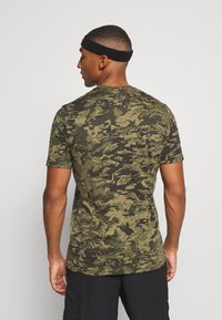 Under Armour ABC CAMO - T-shirt med print - black/khaki