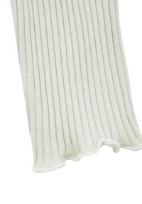 Dzianina prążkowana w bladozielonym kolorze, z falbaną na brzegu. Tekstura jest miękka i lekko rozciągliwa.
