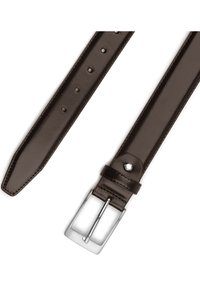 Bruine leren riem met een glanzende afwerking, slank ontwerp, zilveren metalen gesp en vier gaatjes voor aanpassing. Tapse uiteinde met gestikte randen.