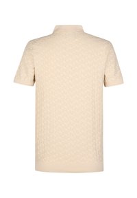 Polo beige à manches courtes avec un motif géométrique texturé, col et poignets côtelés. Design simple et classique.