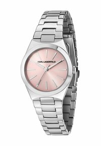 Zilverkleurig horloge van roestvrij staal met een ronde kast, een roze zonnestraaldial, zilveren uurmarkeringen en een armband met schakels.