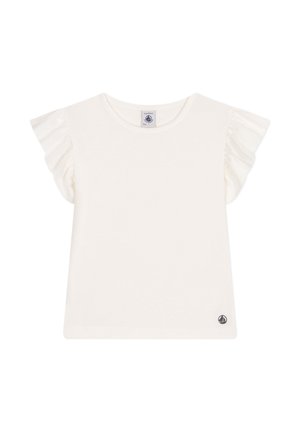 Wit babyshirt met korte mouwen met gerafelde mouwen en een klein zeilbootlogo nabij de onderzoom aan de voorkant rechts.