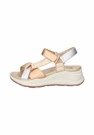 Sandalo con zeppa con cinturini regolabili in oro rosa e argento e suola beige imbottita, progettato per comfort e uso casual.