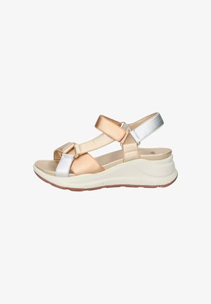 Sandalo con zeppa con cinturini regolabili in oro rosa e argento e suola beige imbottita, progettato per comfort e uso casual.