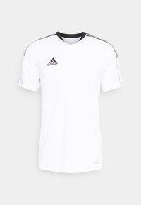 Camiseta de fútbol blanca de manga corta con detalles en negro, escote en V, tres líneas en los hombros y logo de Adidas en el lado izquierdo del pecho.