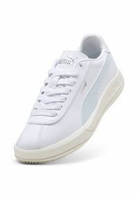 Hvide Puma sneakers med lyseblå stribe, hvide snørebånd og tyk beige sål, vinklet for at vise logoet på tungen og siden.