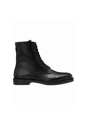 Bottine noire en cuir avec laçage à l'avant, finition lisse et talon bas, vue de côté sur fond blanc.