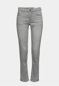 Jean slim gris clair avec bouton à l'avant, fermeture éclair, passants de ceinture et style cinq poches sur un fond uni.