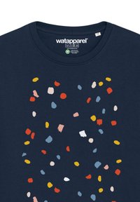 Marineblauwe katoenen t-shirt met een verstrooid patroon van rode, gele, blauwe en roze verfstrepen. Ronde hals met een zachte textuur.