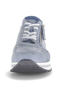 Blauwe suède sneakers met witte veters, textuurpanelen en een zijrits. Beschikt over een zwarte rubberen zool en een witte tussenzool voor demping.