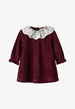 Bordeaux kleurige corduroy jurk met een witte geborduurde kanten kraag, lange opgeblazen mouwen met gerimpelde manchetten en een rechte zoom.