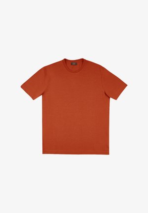 Kort T-shirt met ronde hals en korte mouwen in roestkleur, met een gladde textuur, plat gelegd op een witte achtergrond.