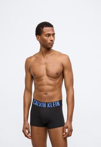 Μαύρα μποξεράκια με μπλε λογότυπο "CALVIN KLEIN" στην ελαστική ζώνη. Μαλακό ύφασμα από βαμβάκι με εφαρμοστή σχεδίαση.