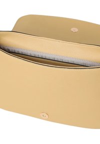 Borsa a mano in pelle gialla con una texture liscia e una forma arrotondata. Presenta una chiusura a scatto e un interno foderato per la conservazione.