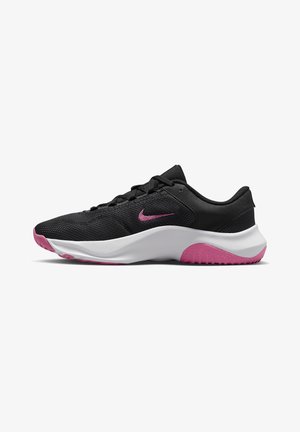 Scarpa da corsa Nike nera e rosa con tomaia in mesh, intersuola bianca e tacchetti della suola rosa, mostrata di profilo rivolta verso sinistra.