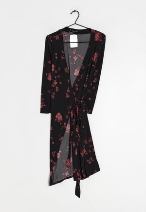 Czarny kimono w kwiaty z długimi rękawami, z różowymi i czerwonymi wzorami kwiatowymi, z wiązaniem w talii oraz lekką teksturą materiału.