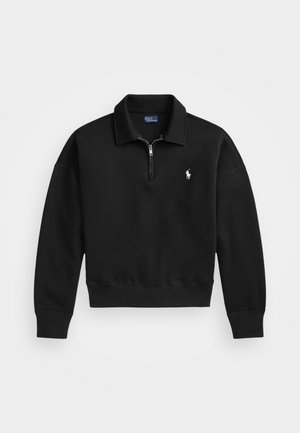 Schwarzer Pullover aus weichem Stoff, mit einem halbseitigen Reißverschlusskragen, gerippten Bündchen und einem kleinen weißen Logo auf der linken Brust.