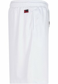 Hvite sportsshorts laget av pustende mesh-stoff, med elastisk midjebånd og et lite logo-patch i svart og rødt på siden.
