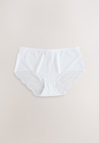 Vita trosor med en slät framdel och ett blommigt spetsmönster längs bakkanterna, som framhäver en blandning av tygtexturer.