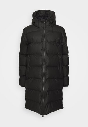 Schwarze Daunenjacke mit langem Schnitt, ausgestattet mit Kapuze, Reißverschluss vorne, elastischen Kordeln und gestepptem Material für Wärme und Isolierung.