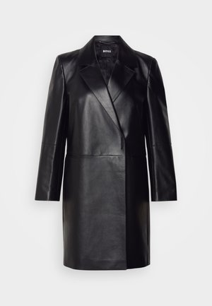 Blazer din piele neagră cu guler decupat, închidere cu un singur nasture și mâneci lungi. Prezintă o textură netedă și o croială ajustată.