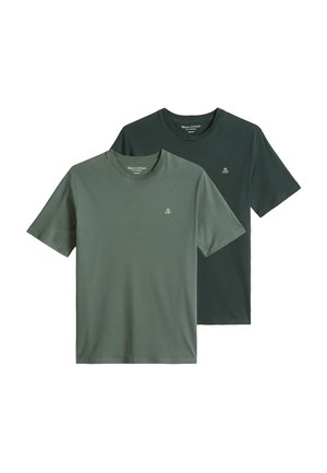 Deux t-shirts col rond manches courtes en vert sourd et vert foncé avec un petit logo blanc sur la poitrine gauche.