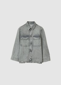 Chemise en denim gris avec fermeture à boutons, manches longues, deux poches poitrine et col classique. Présente une texture délavée et des détails de coutures.