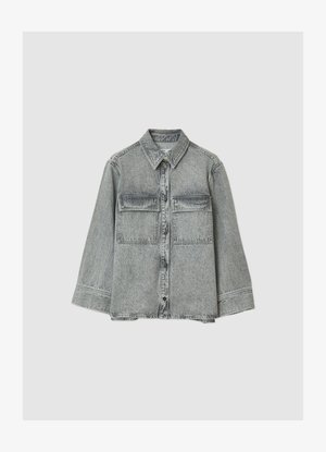 Chemise en denim gris avec fermeture à boutons, manches longues, deux poches poitrine et col classique. Présente une texture délavée et des détails de coutures.