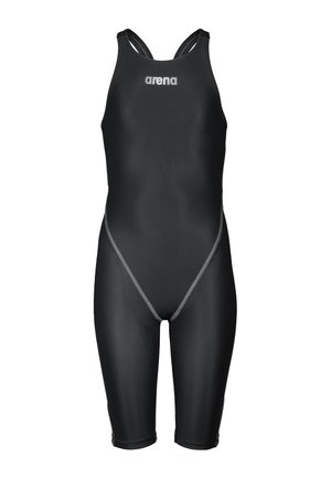 Bañador competitivo negro hasta la rodilla con tirantes en los hombros y logo "arena" en el pecho, diseñado para el rendimiento en natación.
