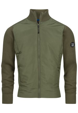 Oliwkowa kurtka z ribbowym kołnierzem i mankietami. Zamek błyskawiczny z przodu, teksturowane dzianinowe rękawy oraz okrągła naszywka z logo na lewym ramieniu.
