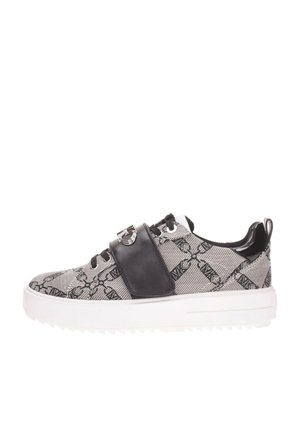 Sneaker con tessuto a motivi neri e bianchi, dettagli in pelle nera e una suola bianca spessa; include una cinghia con una fibbia metallica.