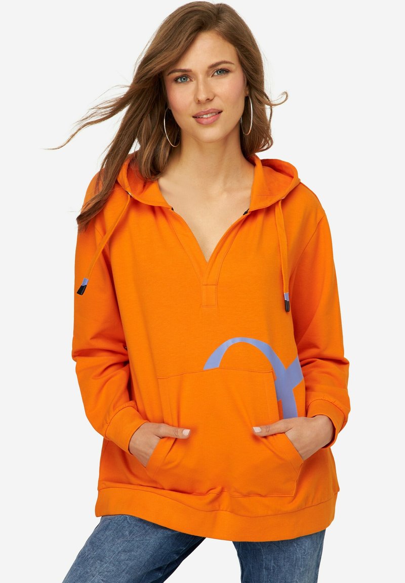 Oranje hoodie met een V-hals en capuchon, voorzien van een grote lichtblauwe graphic en een voork pocket. Zachte stof met een relaxte pasvorm.