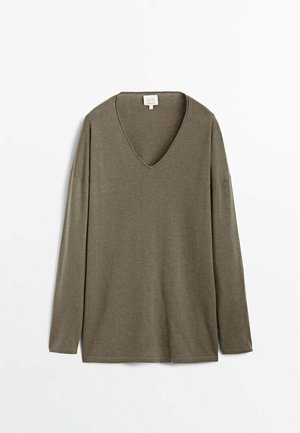 Pull vert olive à manches longues avec col en V, en tissu doux, présenté à plat sur un fond blanc.