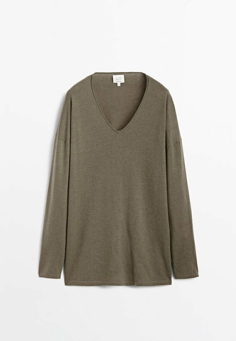 Pull vert olive à manches longues avec col en V, en tissu doux, présenté à plat sur un fond blanc.