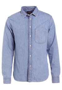 Ljusblå denimskjorta med lång ärm och krage med knappar, framficka och vita knappar; har en avslappnad passform och en avslutad fåll.